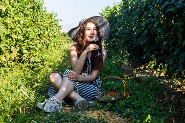 bella giovane donna in vigna donna in natura