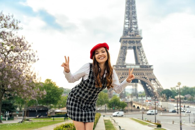 Bella giovane donna in visita a parigi e la torre eiffel