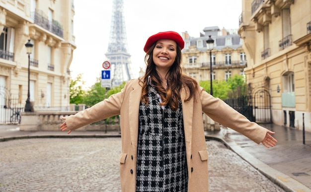 Bella giovane donna in visita a parigi e la torre eiffel