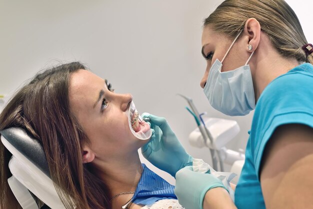 Bella giovane donna in visita presso l'ufficio del dentista