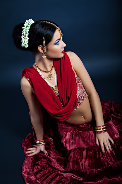 Bella giovane donna indiana in abiti tradizionali e accessori indiani
