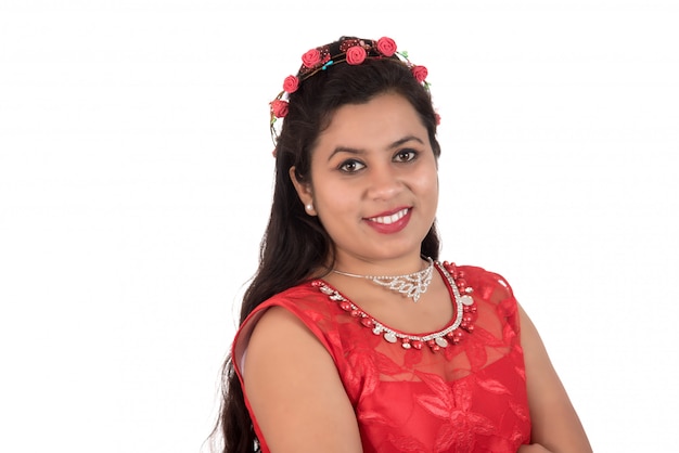 Bella giovane donna indiana in un vestito rosso