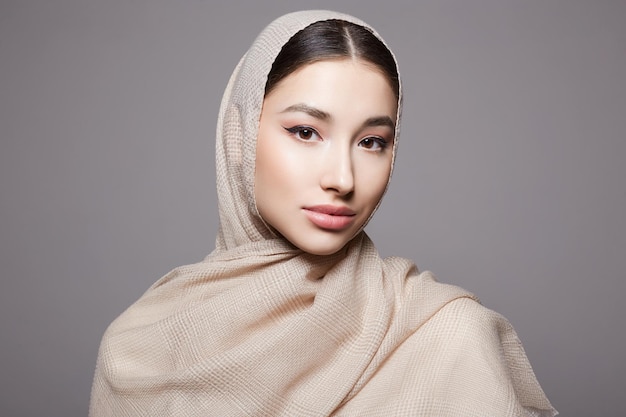 bella giovane donna islamica ragazza di bellezza in hijab