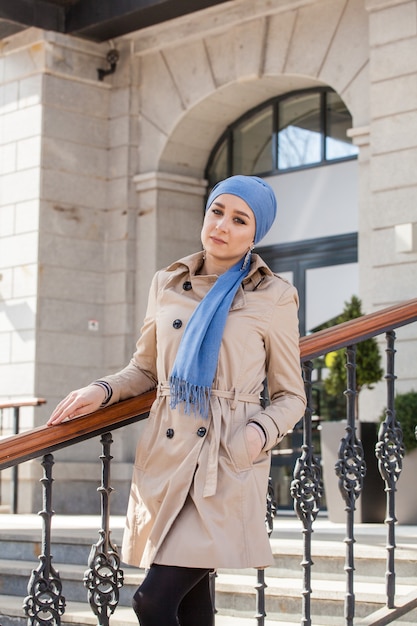 Bella giovane donna musulmana in una passeggiata