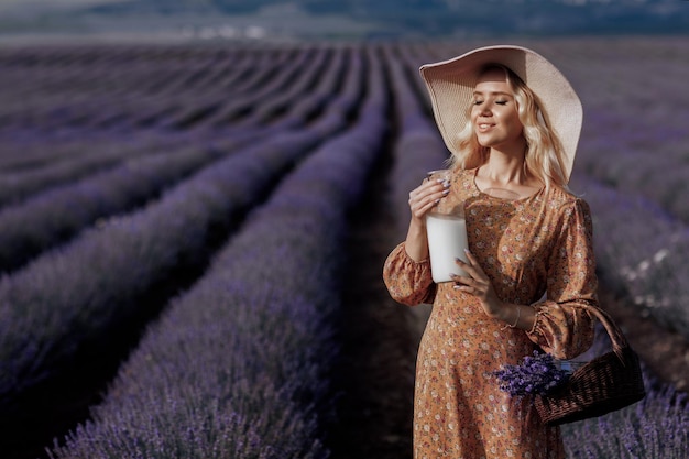 bella giovane donna nel campo di lavanda