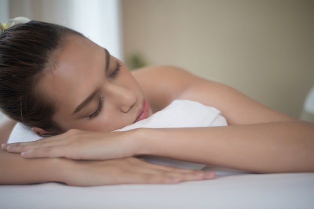 Bella giovane donna nel salone spa