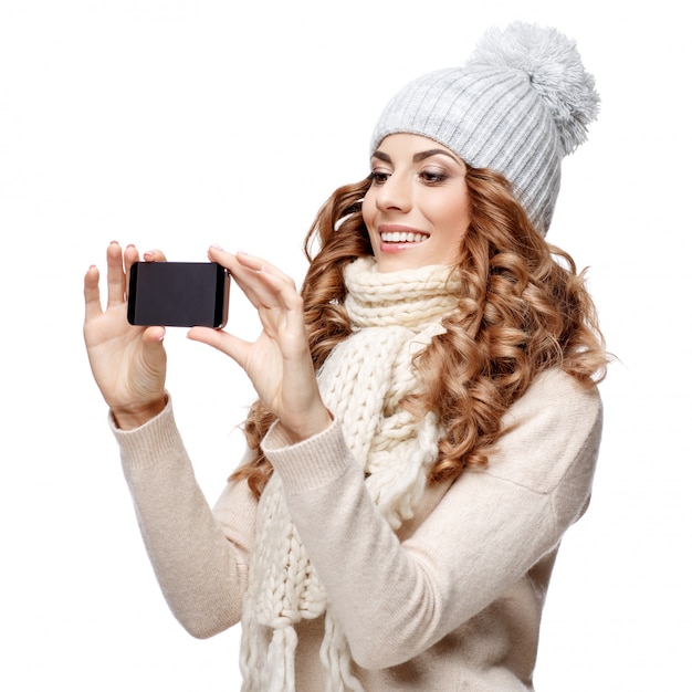 Bella giovane donna nel sorridere tricottato del maglione della lana