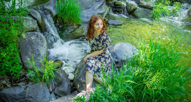 bella giovane donna nella natura donna nel parco scena estiva ragazza giovane ragazza dai capelli rossi