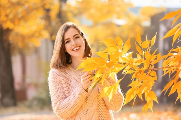 Bella giovane donna nella sosta di autunno