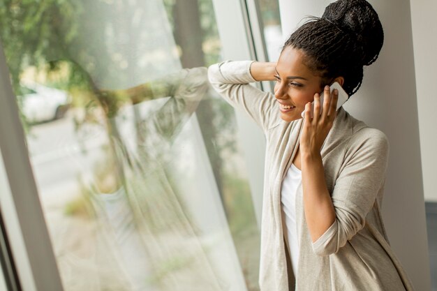 Bella giovane donna parlando al telefono