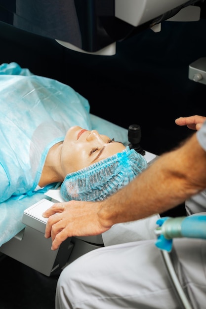 Bella giovane donna pronta per l'operazione