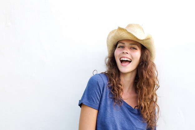 Bella giovane donna ridendo con cappello da cowboy