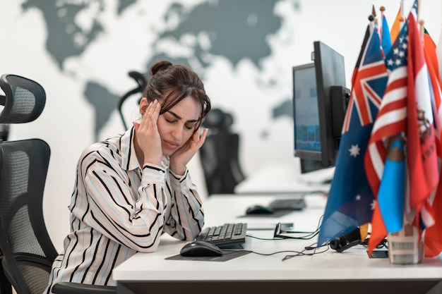 Bella giovane donna scioccata e infastidita che guarda il suo computer portatile triste operatore agente donna che lavora da h...