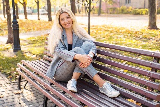 bella giovane donna seduta su una panchina