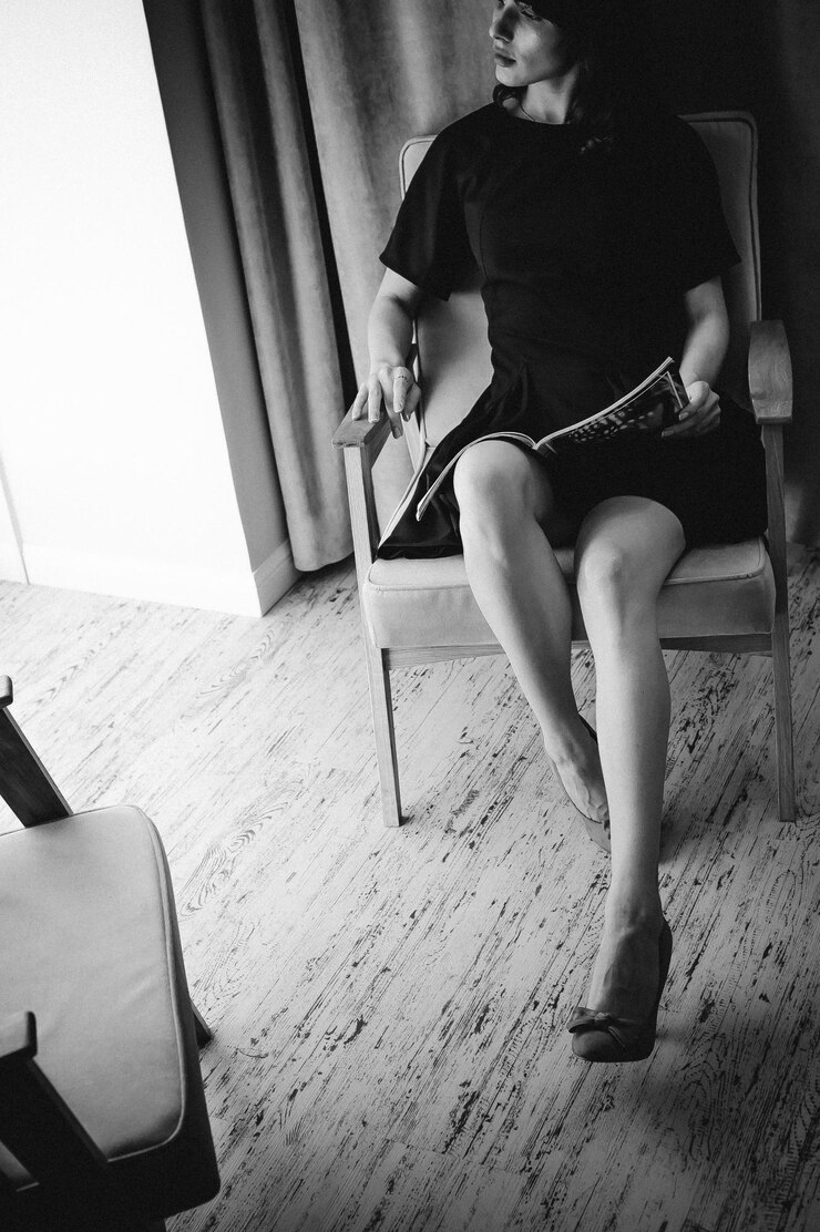 Foto bella giovane donna seduta su una poltrona a casa