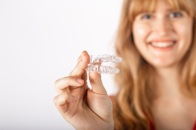 Bella giovane donna sorridente con allineatore