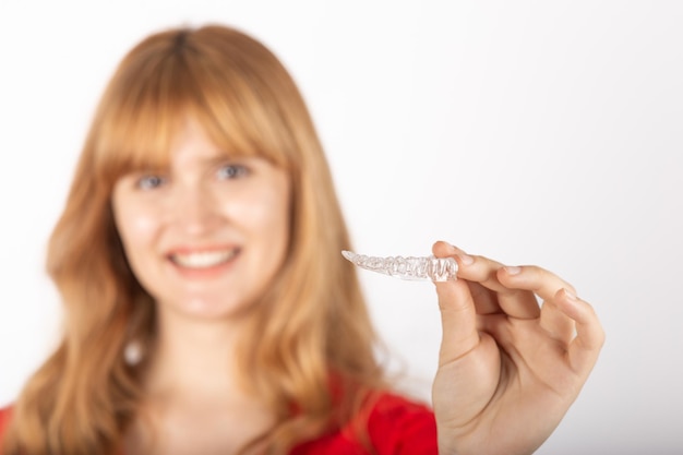 Bella giovane donna sorridente con allineatore