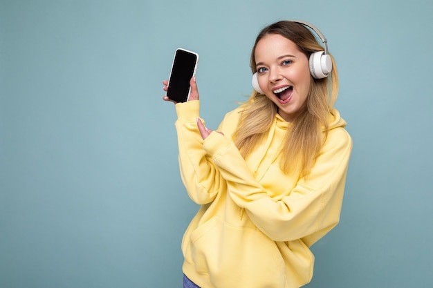 Bella giovane donna sorridente felice che porta vestito casuale alla moda