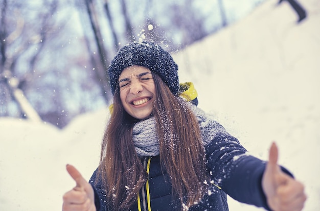 Bella giovane donna sorridente nel bel tempo invernale felice