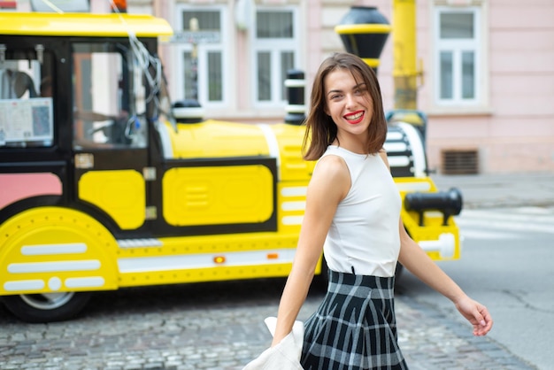 Bella giovane donna sorridente nella via della città bella giovane donna di moda