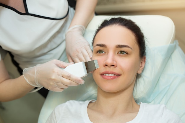 bella giovane donna su un trattamento viso in un salone di bellezza