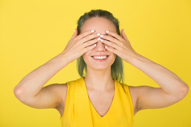 Bella giovane donna su uno sfondo giallo