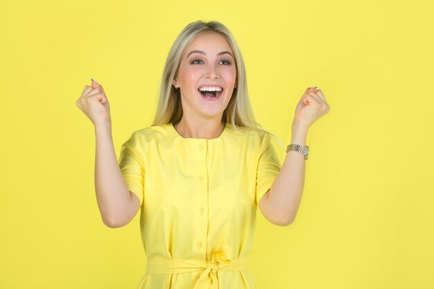 Bella giovane donna su uno sfondo giallo