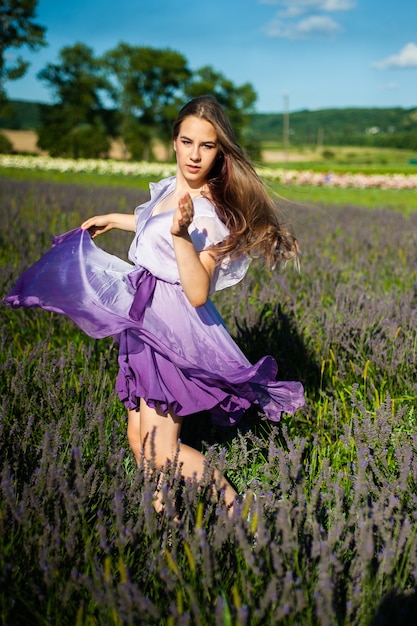 Bella giovane donna sul campo estivo