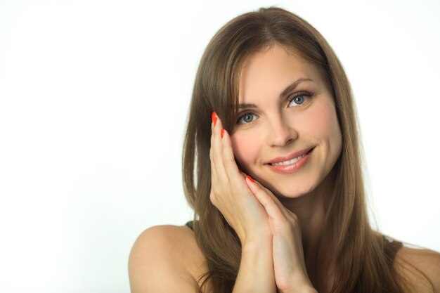 bella giovane donna sul muro bianco