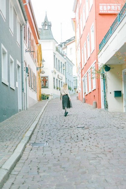 Bella giovane donna sulla strada di una città europea