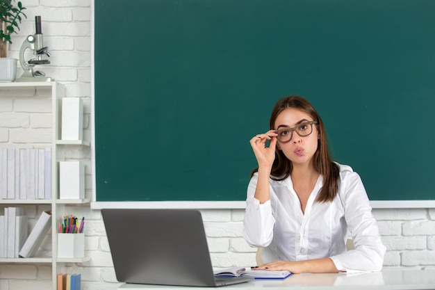 Bella giovane donna sveglia studente sorpreso in classe a scuola