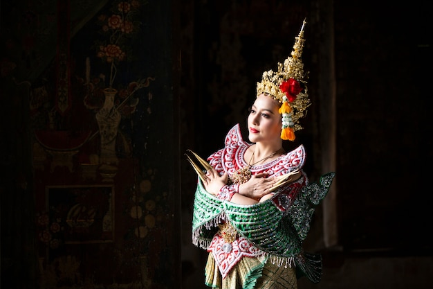 bella giovane donna tailandese ritratto in kinnaree abito tradizionale costume arte cultura thailandia dance