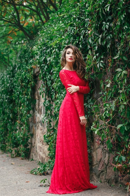 Bella giovane donna vestita di rosso