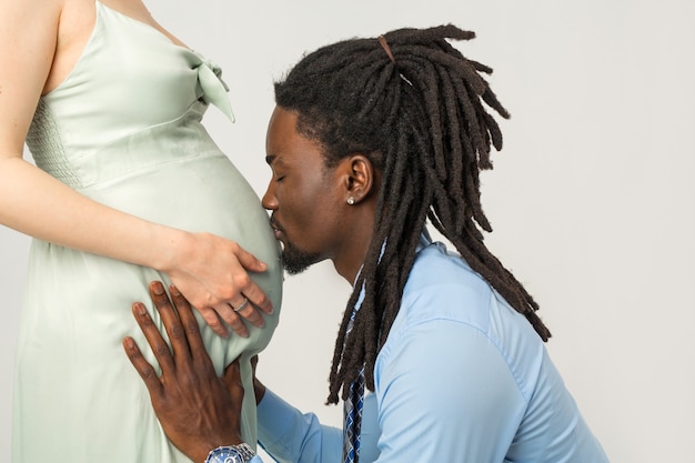 Bella giovane famiglia che aspetta un bambino