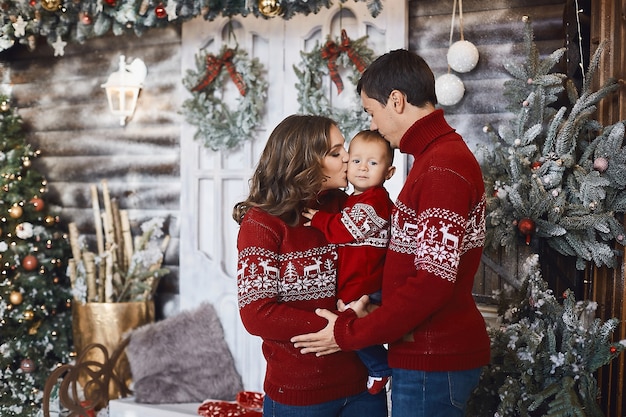 Bella giovane famiglia sopra l'interiore di natale.