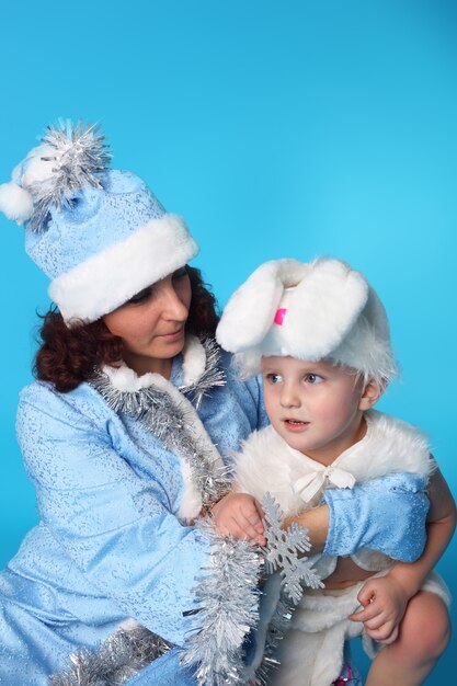 Bella giovane fanciulla di neve con la simpatica lepre