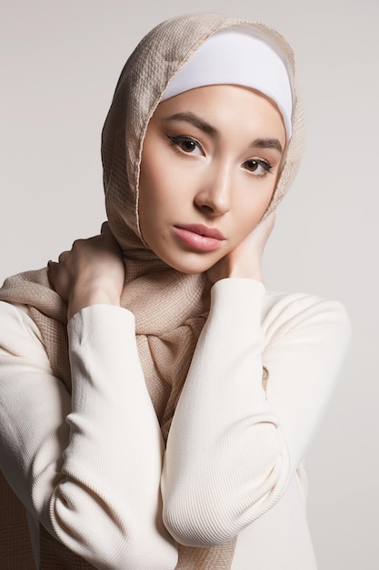 bella giovane islamica con trucco bellezza ragazza in hijab