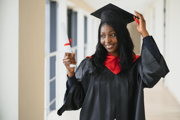 Bella giovane laureata afroamericana in possesso di diploma