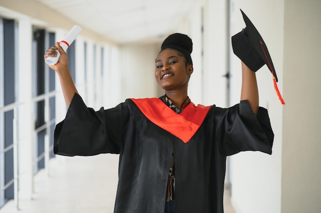 Bella giovane laureata afroamericana in possesso di diploma