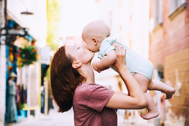 Bella giovane madre con bambino trascorrere del tempo nella città vecchia di Lubiana Slovenia Europa