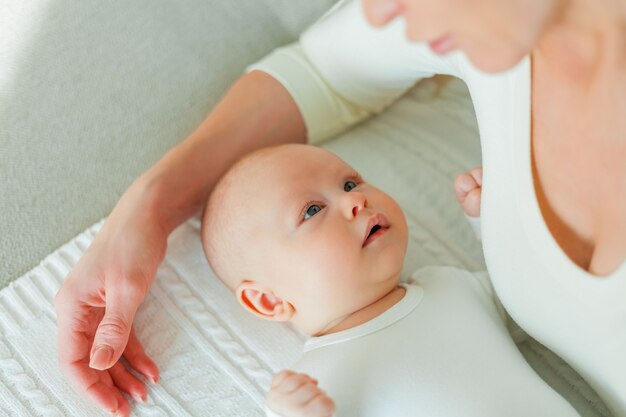 Bella giovane mamma e bambino felici