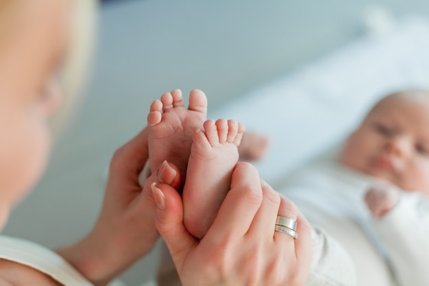 Bella giovane mamma e bambino felici