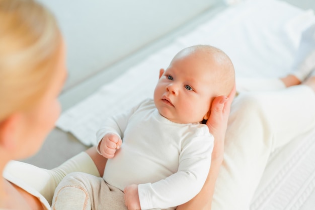 Bella giovane mamma e bambino felici