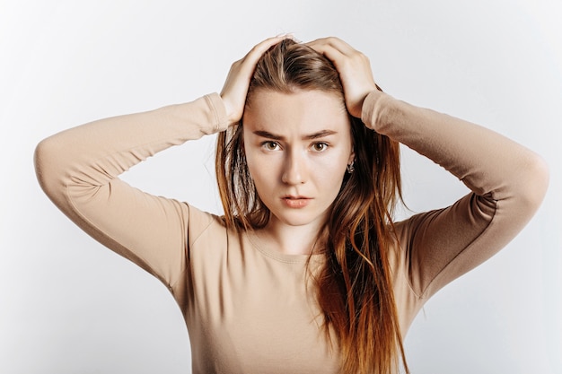 Bella giovane ragazza castana nell'orrore su un isolato