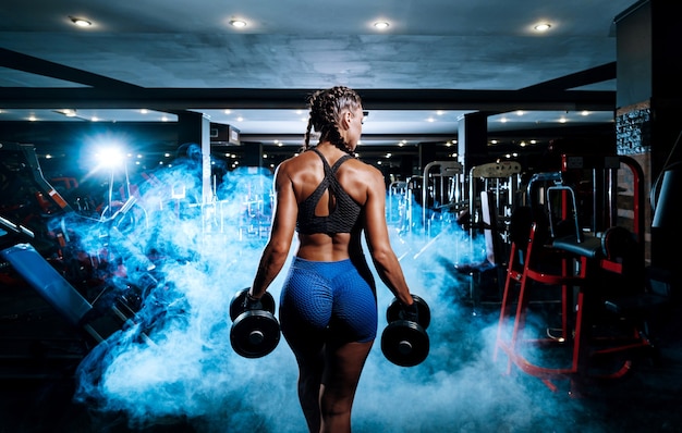 Bella giovane sportiva nera in palestra