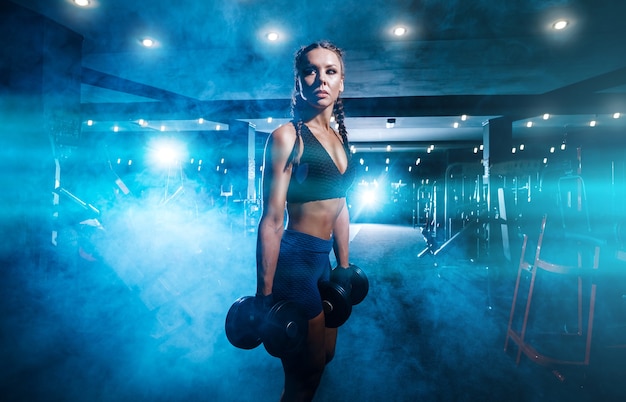 Bella giovane sportiva nera in palestra