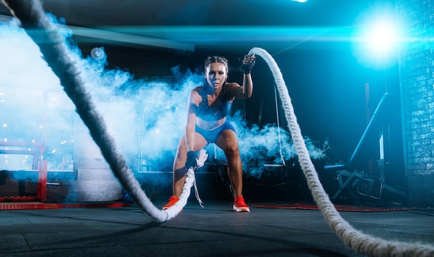 Bella giovane sportiva nera in palestra