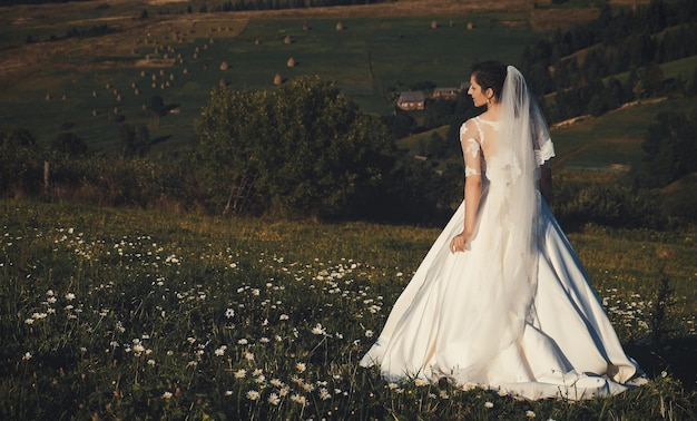 Bella giovane sposa all'aperto in una foresta