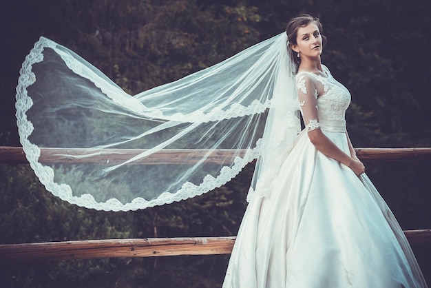 Bella giovane sposa all'aperto in una foresta