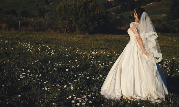 Bella giovane sposa all'aperto in una foresta